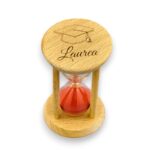 Clessidra in Vetro con Sabbia Rossa – Bomboniera Elegante per Laurea Con supporto in Legno Personalizzato