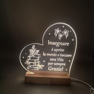 Lampada LED con Base in Legno Personalizzata – Forma Cuore - Regalo Maestre Unico con Incisione Laser