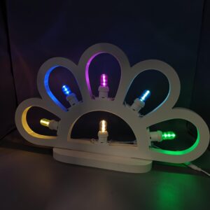 Luminaria Salentina artigianale mod. Cinque Petali ideale per ogni ambiente, con n° 6 lampade a led colori assortiti e design esclusivo per interni ed esterni. Dimensione cm 50 x 25 disponibile con base d'appoggio o da appendere, realizzata in Forex dotata di alimentatore 12 V. Un complemento d’arredo unico per la tua casa, per chiamare il Salento.