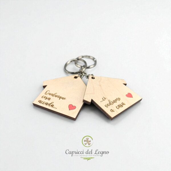 Coppia di Portachiavi in Legno a Forma di Casa – Incisione “Qualunque cosa accada ci vediamo a casa”