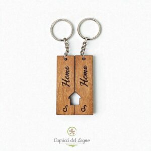 Coppia di Portachiavi in Legno Rettangolari – Incisione HOME con Cuore Traforato